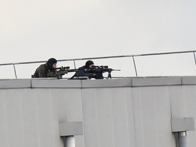 Forças da polícia francesas cercaram, nesta sexta-feira (9) uma empresa na cidade de Dammartin-en-Goële, na região de Seine-et-Marne, a 40 km de Paris