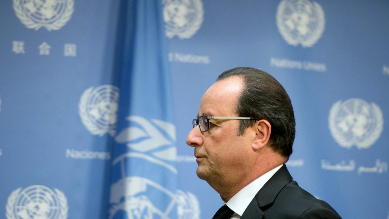 Presidente da França, François Hollande, após pronunciamento sobre a intervenção francesa na Síria. Hollande afirmou que seis jatos franceses atacaram um acampamento do Estado Islâmico neste domingo (27)