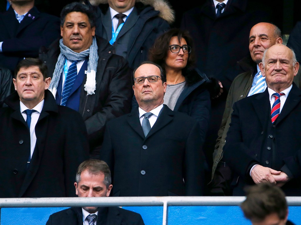 Presidente francês Francois Hollande, na reabertura do Stade de France, em Paris, durante jogo de rugby entre Itália e França