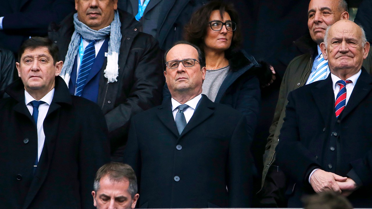 Presidente francês Francois Hollande, na reabertura do Stade de France, em Paris, durante jogo de rugby entre Itália e França