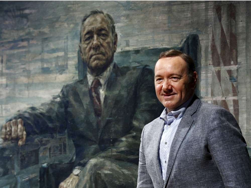 O ator Kevin Spacey em frente ao quadro do 'presidente' Frank Underwood