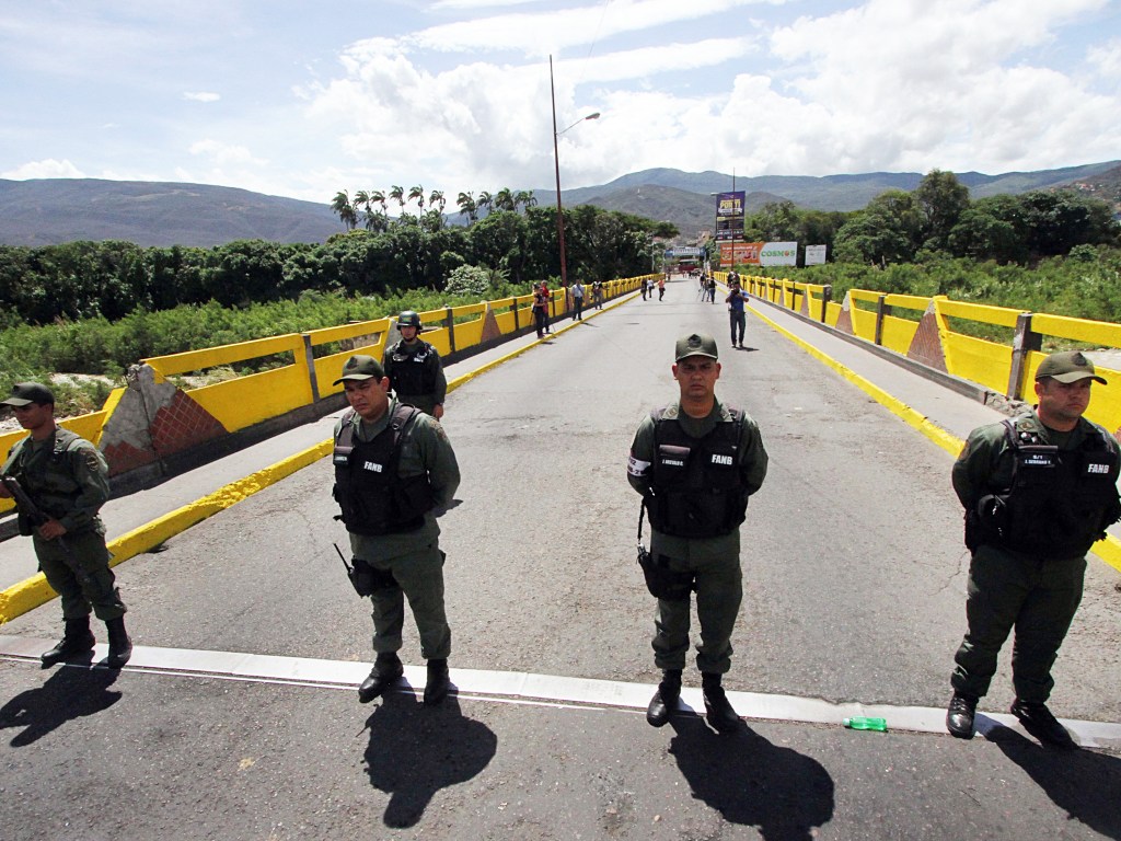 Tropas da Venezuela montam guarda na fronteira com a Colômbia em San Antonio, no estado de Táchira
