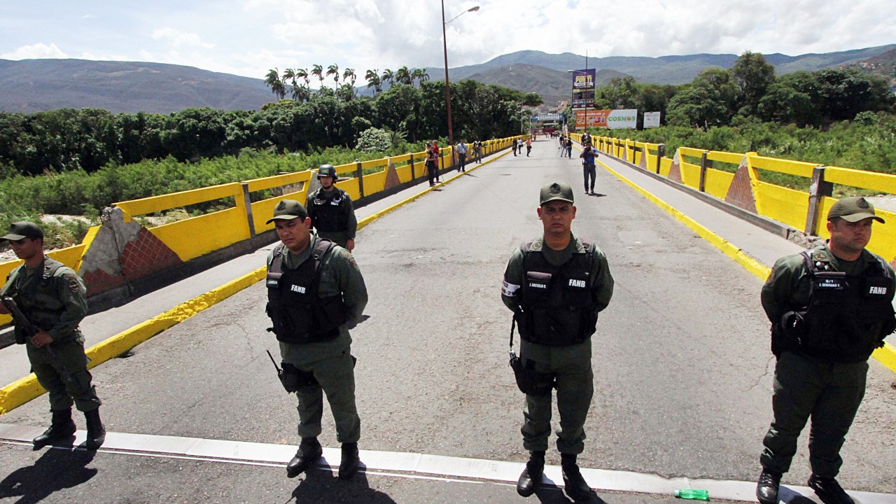 Tropas da Venezuela montam guarda na fronteira com a Colômbia em San Antonio, no estado de Táchira