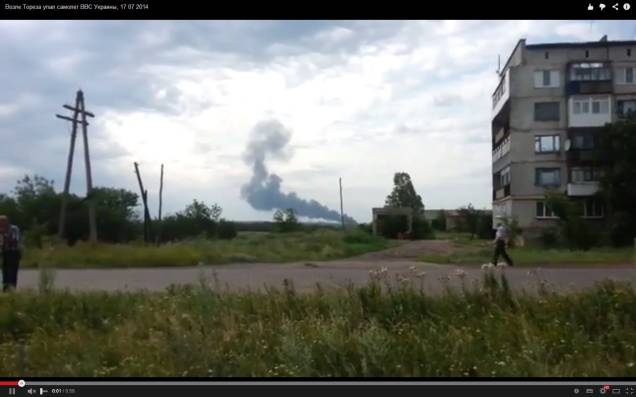 Fumaça do avião, em imagem feita por um morador no leste da Ucrânia