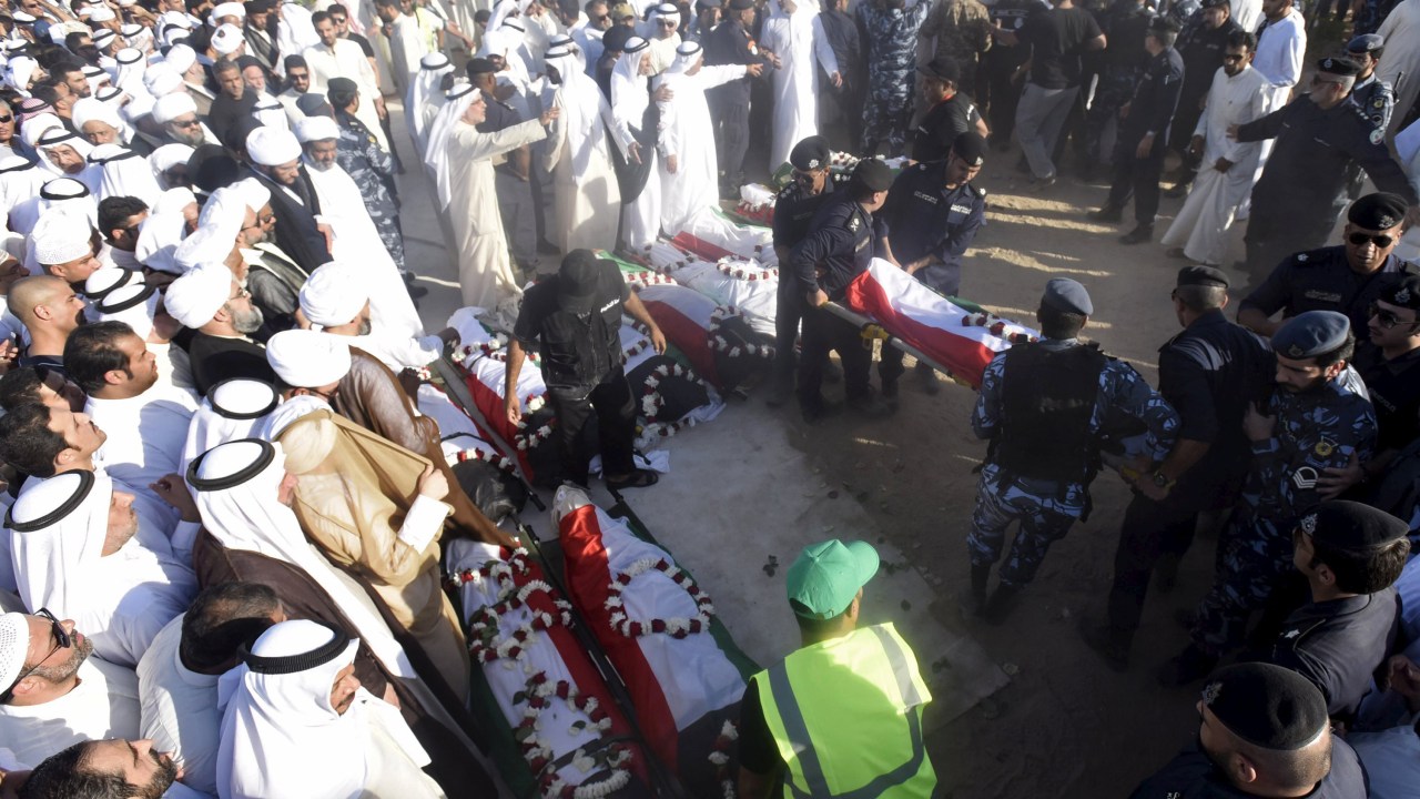Vítimas do atentado a bomba a uma mesquita na sexta-feira são enterradas no cemitério de Al Jafariya, Kuwait