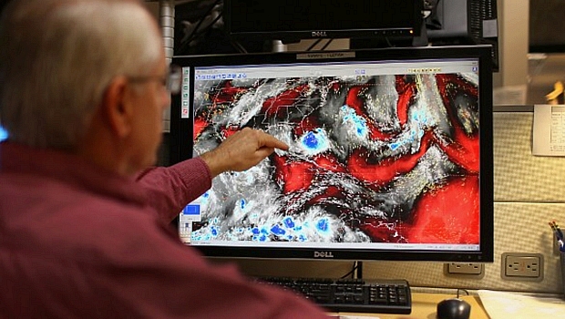 Especialista em furacões mostra formação da tempestade tropical Arthur