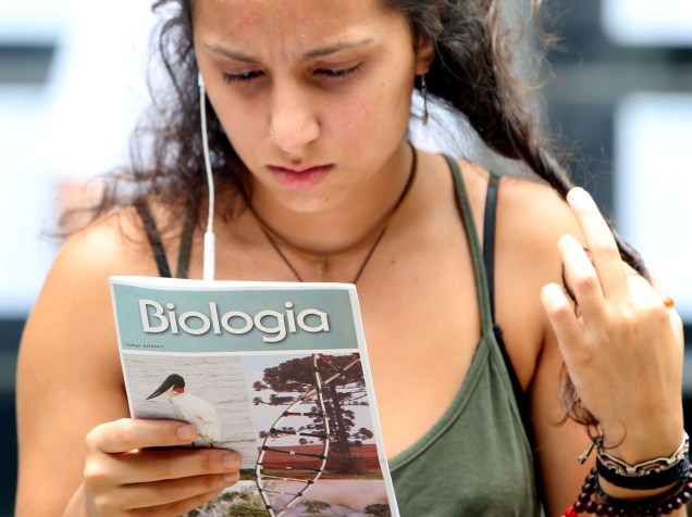 Estudante revisa conteúdo de biologia antes de fazer a prova da Fuvest