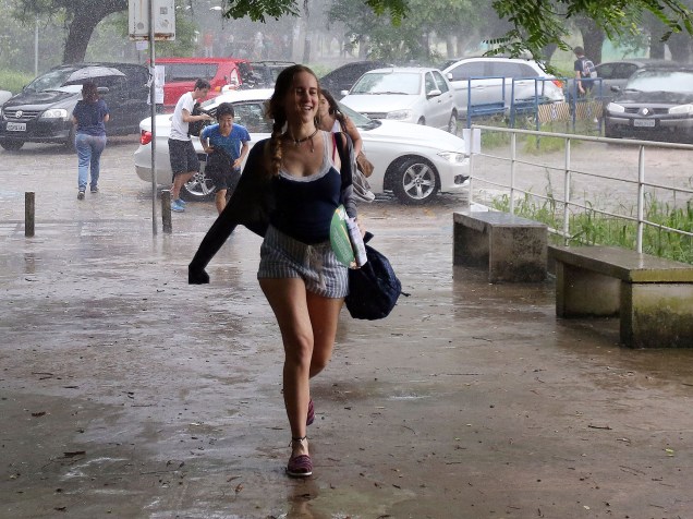 Estudantes enfrentam a chuva para chegar ao local da prova da Fuvest