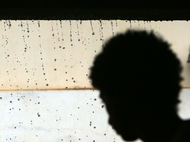 Estudantes enfrentam a chuva para prestar o vestibular da Fuvest