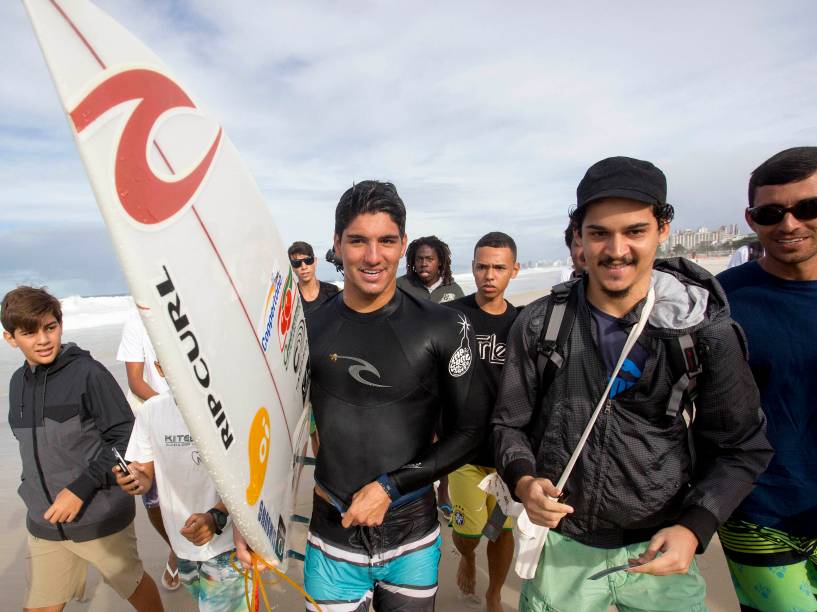 Gabriel Medina é recebido na praia após surfar. A etapa brasileira do mundial de surfe teve mais um dia de competição adiado