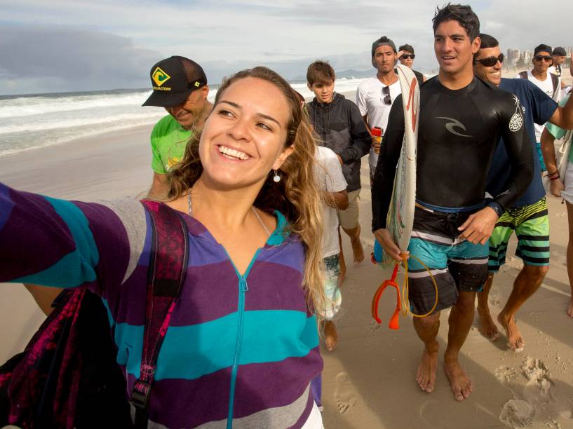 Gabriel Medina é recebido na praia após surfar. A etapa brasileira do mundial de surfe teve mais um dia de competição adiado