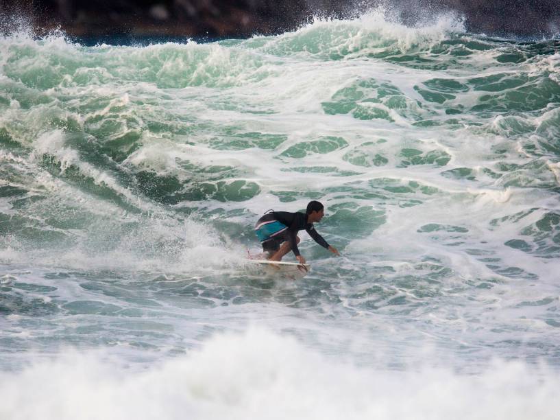 A etapa brasileira do mundial de surfe teve mais um dia de competição adiado