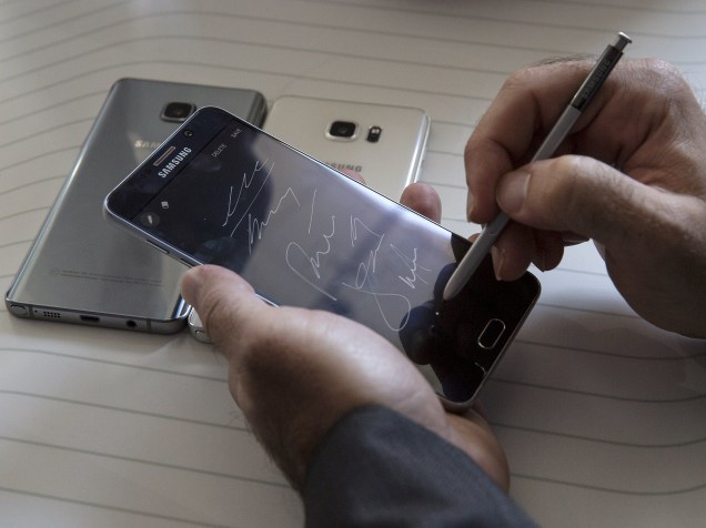 A caneta do Galaxy Note 5 pode ser acionada com um toque de botão, antes era preciso pegá-la com a mão