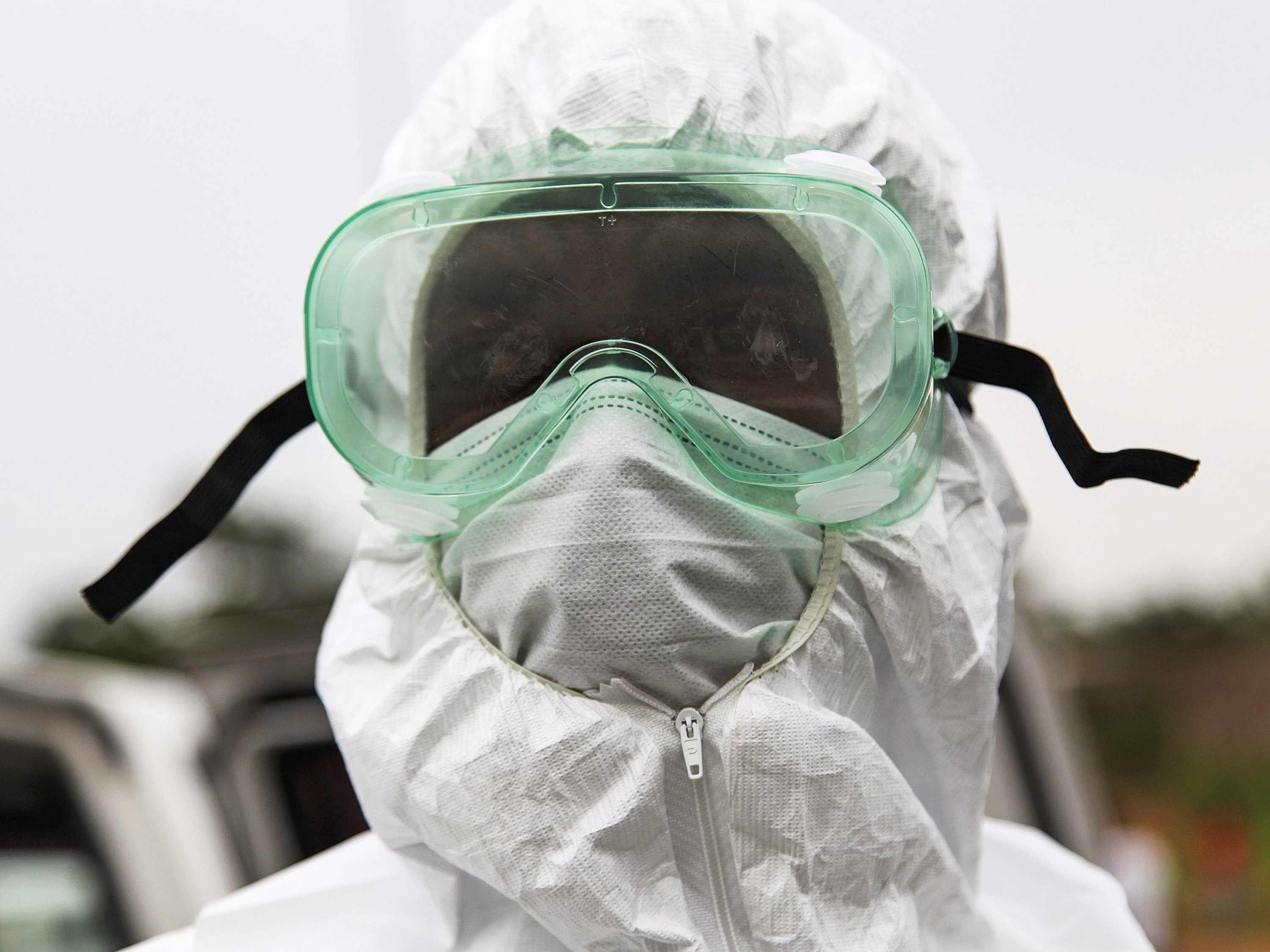 07//08/2014 - Enfermeiro liberiano trabalha na retirada e enterro de vítimas de Ebola na comunidade de Virgínia, nos arredores de Monrovia, na Libéria. O país chegou a declarar estado de emergência pela presidente Ellen Johnson Sirleaf. A epidemoa já causou a morte de mais de 280 liberianos