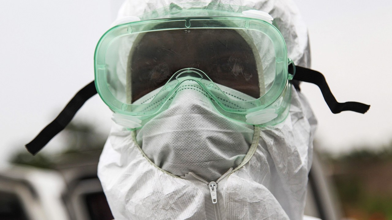 Enfermeiro nos arredores de Monrovia, na Libéria, país que chegou a declarar estado de emergência pela epidemia