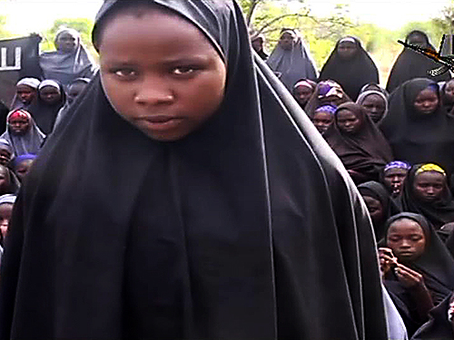 12/05/2014 - Frame de vídeo do grupo extremista islâmico da Nigéria, 'Boko Haram', mostra garota coberta com hijab falando para a câmera em localização rural não revelada. O grupo divulgou o vídeo alegando que liberaria as garotas nigerianas desaparecidas, que já haviam sido convertidas para o Islã, se libertassem os militantes presos do grupo