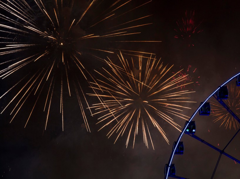 Fogos de artifício explodem perto de uma roda gigante durante um show pirotécnico para comemorar o ano novo em Hong Kong