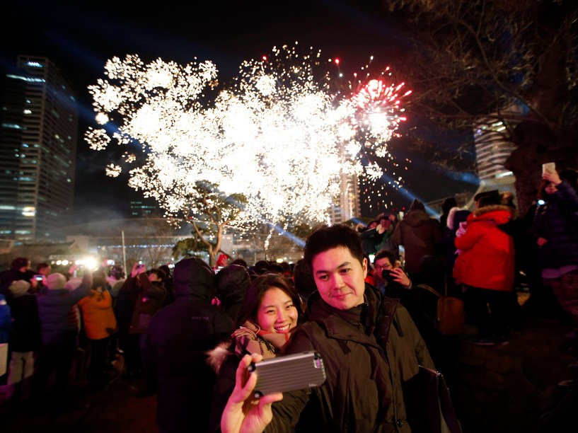 Um casal faz uma selfie, durante uma cerimônia para celebrar o ano novo no templo budista Bongeun em Seul, na Coreia do Sul