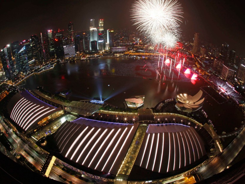 Fogos de artifício iluminam o céu a partir de uma instalação flutuante de 25 mil esferas na Marina Bay, durante as celebrações da contagem regressiva do dia de Ano Novo em Singapura