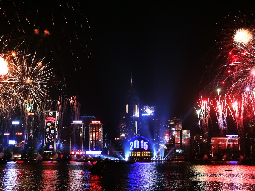 Fogos de artifício explodem sobre Victoria Harbour, em Hong Kong para celebrar a chegada de 2015