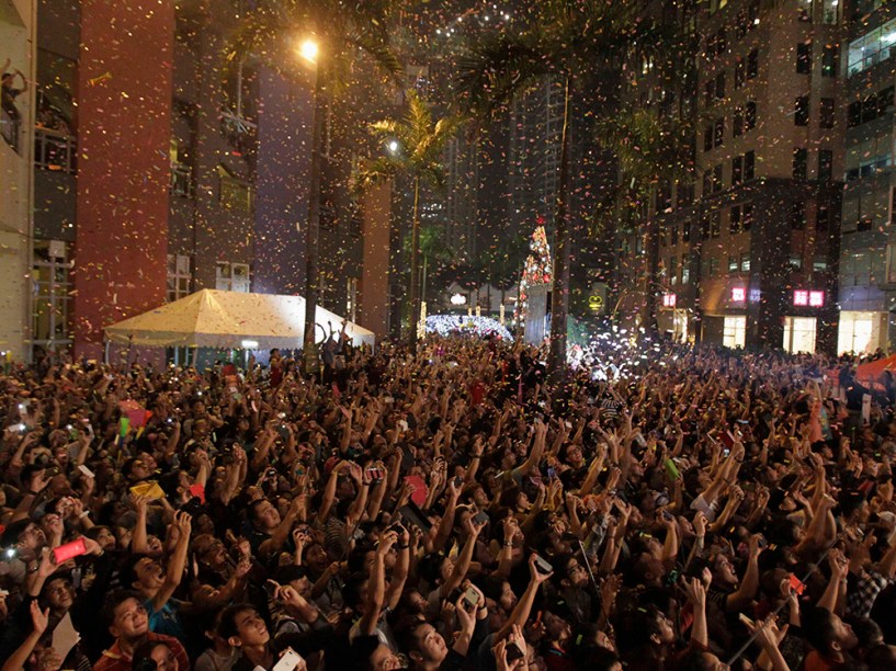 Confetti cai em foliões durante as celebrações do ano novo em Manila, nas Filipinas  
