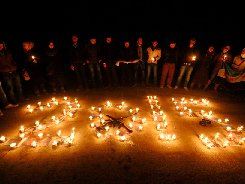 Ativistas marcam a passagem do ano com homenagem à todas as vítimas de guerra de 2014, no centro de Salah al-Din, na Síria  
