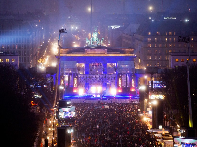 Milhares de pessoas participam da festa de ano novo no Portão de Brandemburgo, marco arquitetônico de Berlim, capital da Alemanha