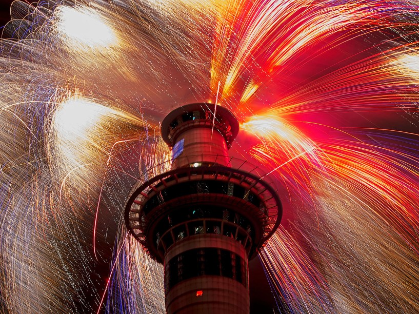 A queima de fogos na Sky Tower marcou a entrada do Ano Novo em Auckland, na Nova Zelândia