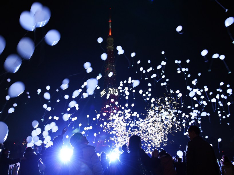Japoneses soltam balões para celebrar o Ano Novo durante uma cerimônia de contagem regressiva em Tóquio