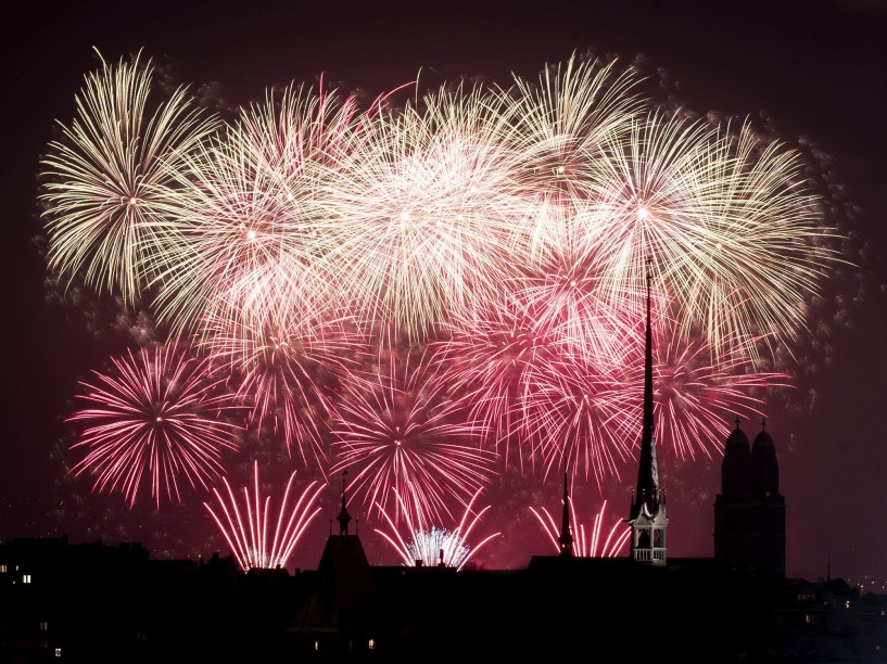 Fogos de artifício alimunam o céu de Zurique em comemoração à virada do ano novo na Suiça