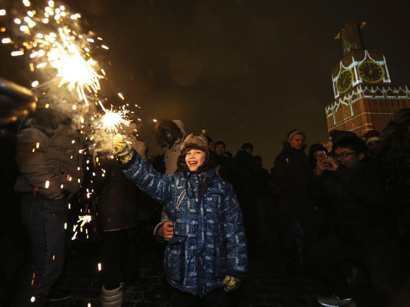 Pessoas comemoram a chegada do ano novo na Praça Vermelha, em Moscou