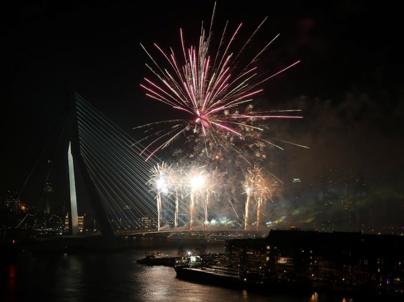 Céu de Rotterdam é iluminado por fogos de artifício durante comemoração da chegada do ano novo na Holanda