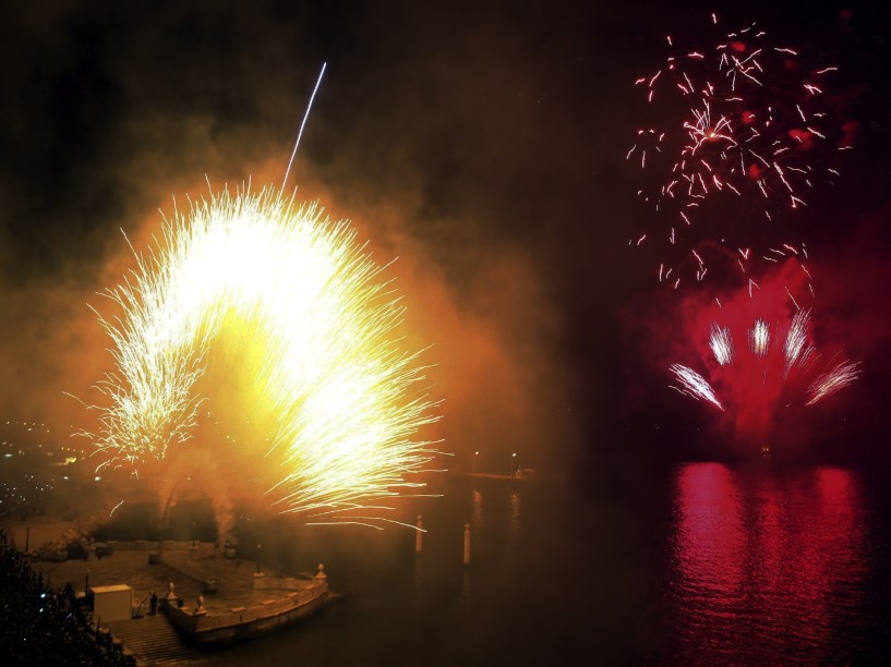 Fogos de artifício iluminam o Rio Tejo, em Lisboa, durante comemoração de Reveillon em Portugal