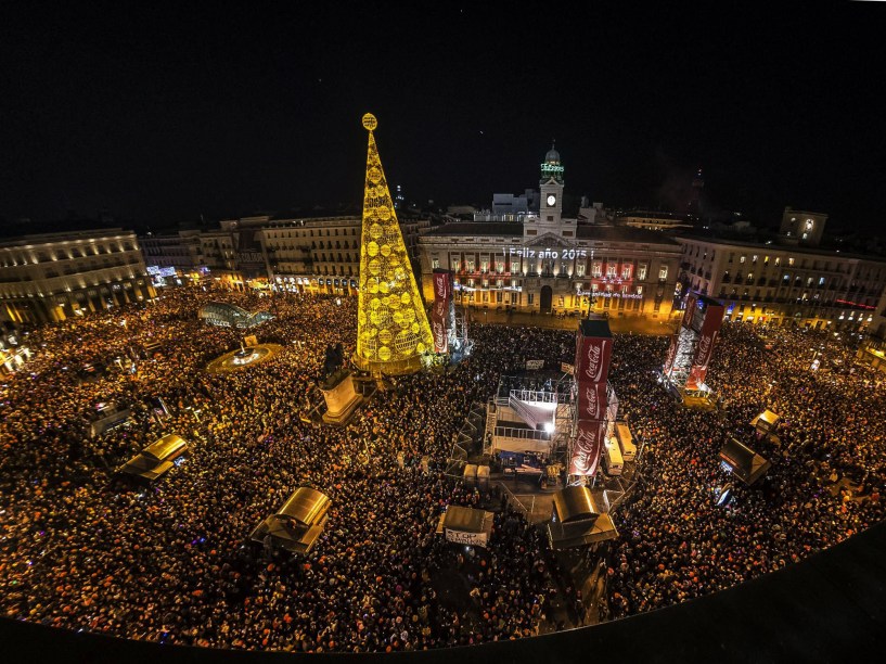 Fogos iluminam a praça Puerta del Sol em comemoração à virada do ano em Madrid, Espanha