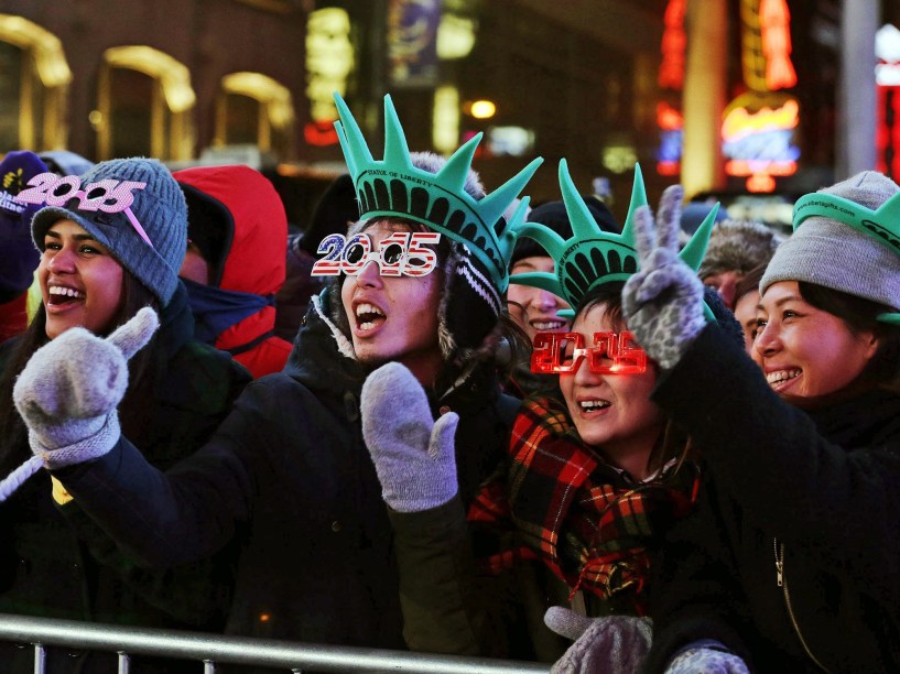 Multidão celebra a virada do ano na Times Square em Nova York
