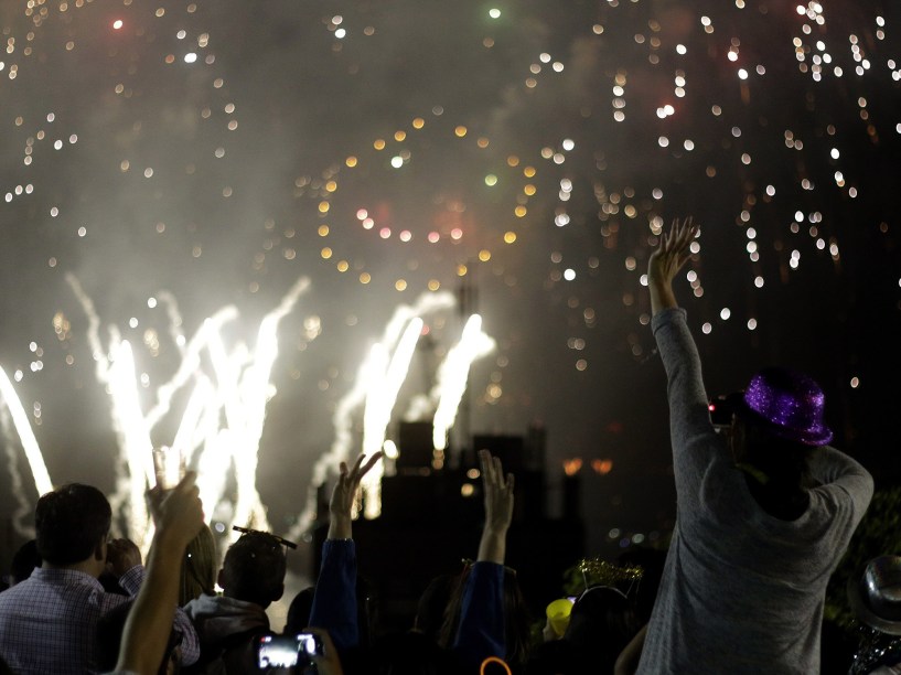 Centenas de pessoas comemoram a chegada do ano novo na cidade de Valparaíso, no Chile