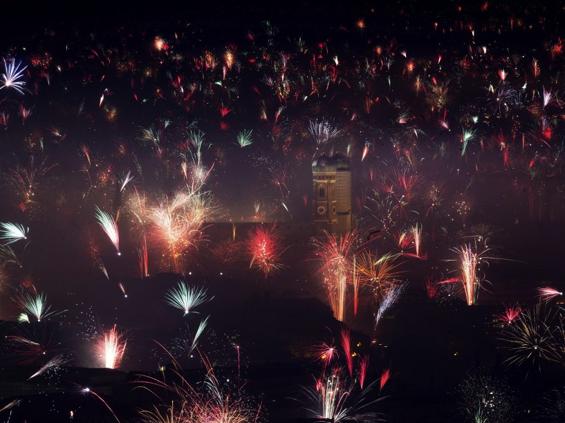 Fogos de artifício iluminam o céu da cidade de Munique durante comemoração do ano novo na Alemanha