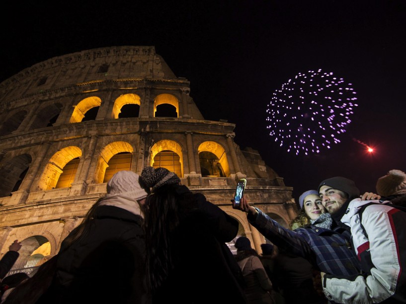 Milhares de pessoas comemoram a virada do ano no Colosseu, em Roma