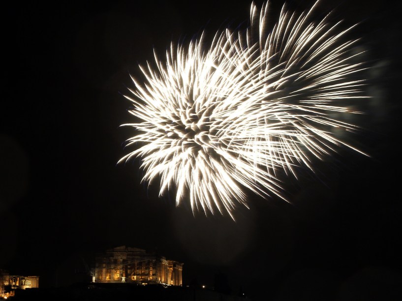 Fogos iluminam o Partenon durante comemoração do Reveillon em Atenas, Grécia