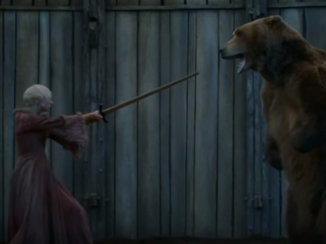Brienne (Gwendoline Christie) luta contra urso em ‘Game of Thrones’