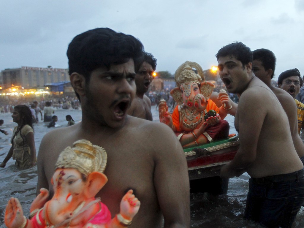 Devotos carregam imagens do deus Hindu, Ganesha, durante o festival 'Ganesh Chaturthi', em Mumbai, Índia. Durante o evento, as estátuas são levadas pelas ruas acompanhadas de músicas e danças em um procissão que termina com a imersão das imagens em um rio ou no mar