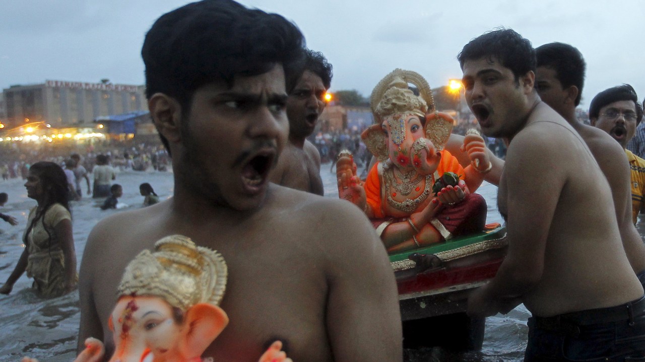 Devotos carregam imagens do deus Hindu, Ganesha, durante o festival 'Ganesh Chaturthi', em Mumbai, Índia. Durante o evento, as estátuas são levadas pelas ruas acompanhadas de músicas e danças em um procissão que termina com a imersão das imagens em um rio ou no mar
