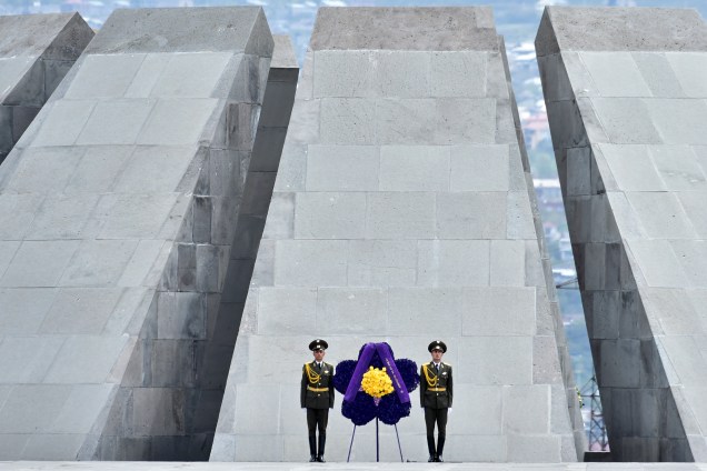 Soldados durante o memorial de Tsitsernakaberd, Yerevan, em cerimônia de homenagem aos mortos no genocídio armênio nesta sexta-feira (24)
