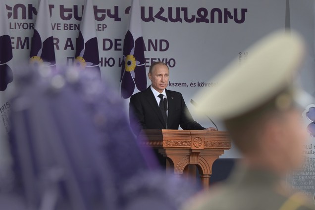 O presidente russo, Vladimir Putin, faz discurso durante cerimônia de celebração do 100º aniversário do genocídio armênio no Memorial Tsitsernakaberd, em Yerevan