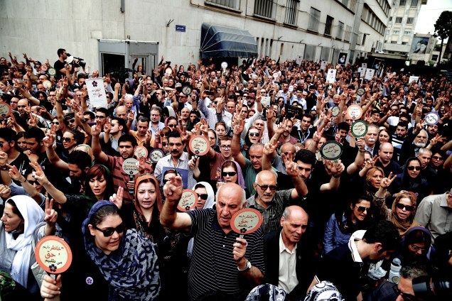 Manifestantes gritam slogans em frente à embaixada da Turquia em Teerã, para marcar os 100 anos do genocídio contra os armênios em 1915