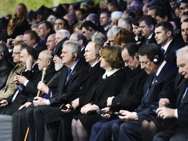 Líderes mundiais, entre eles o presidente russo, Vladimir Putin, e o presidente francês, François Hollande, participam de homenagem às vítimas do genocídio armênio nesta sexta-feira (24) em Yerevan