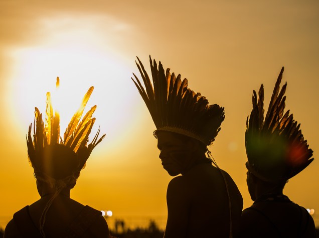 Índios caminham pela arena de competição dos Jogos Mundiais dos Povos Indígenas, em Palmas, Tocantins
