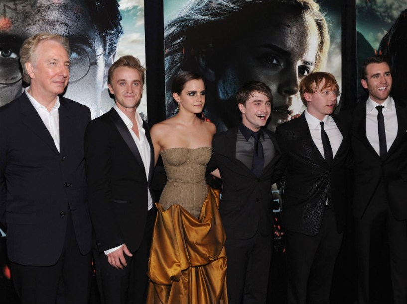 Alan Rickman e elenco de Harry Potter na prémiere do filme Harry Potter e as Relíquias da Morte: Parte 2, em 2011