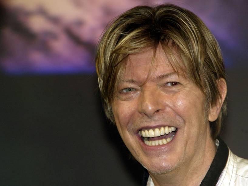 David Bowie em evento na Oxford Street, na Inglaterra, em 2002