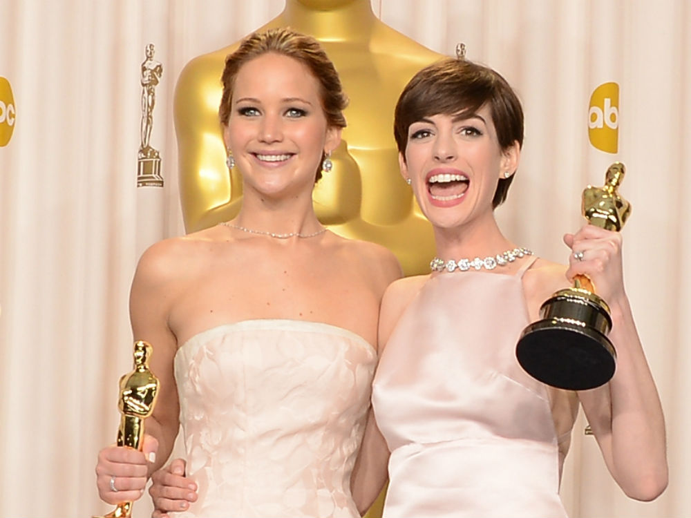 Jennifer Lawrence e Anne Hathaway no Oscar de 2013, quando elas venceram nas categorias de melhor atriz e melhor atriz coadjuvante, respectivamente